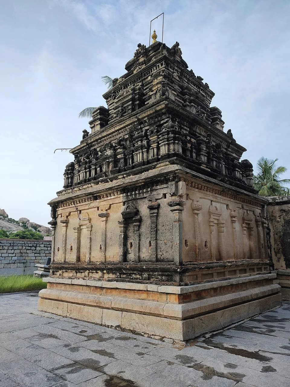 The historic temple complex at Avani.