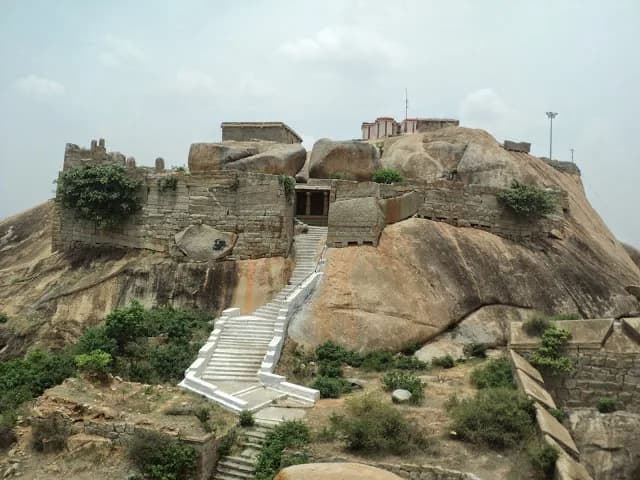 The summit fort structures at Gudibande.
